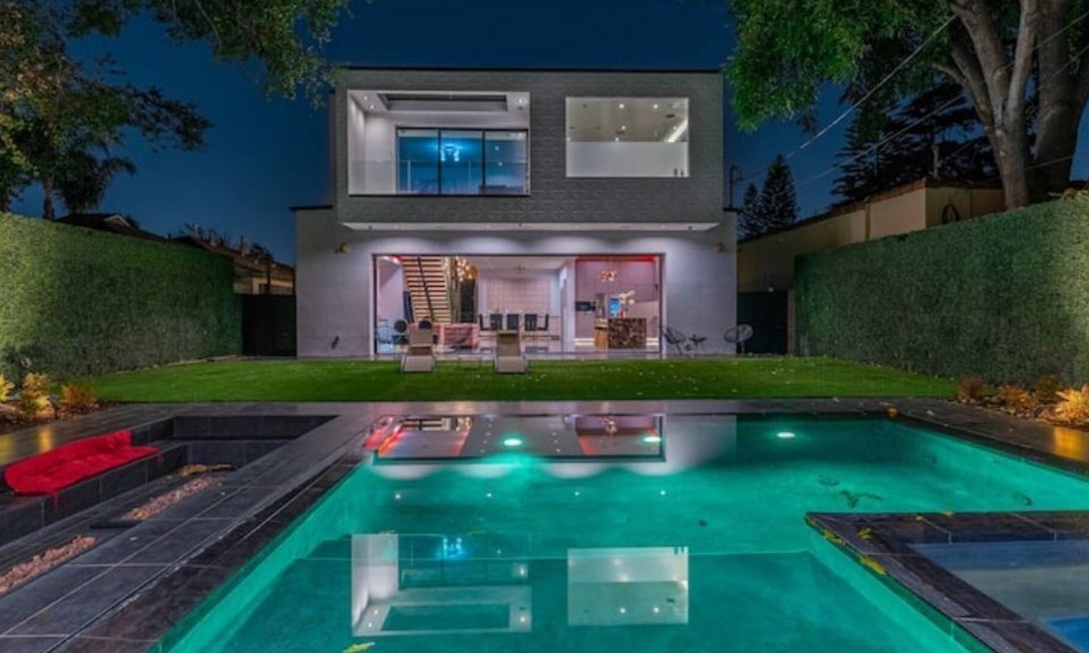 West Toluca Lake Villa | ৎ୭Kling Manor Luxৎ୭ pool, Hot tub, and more.