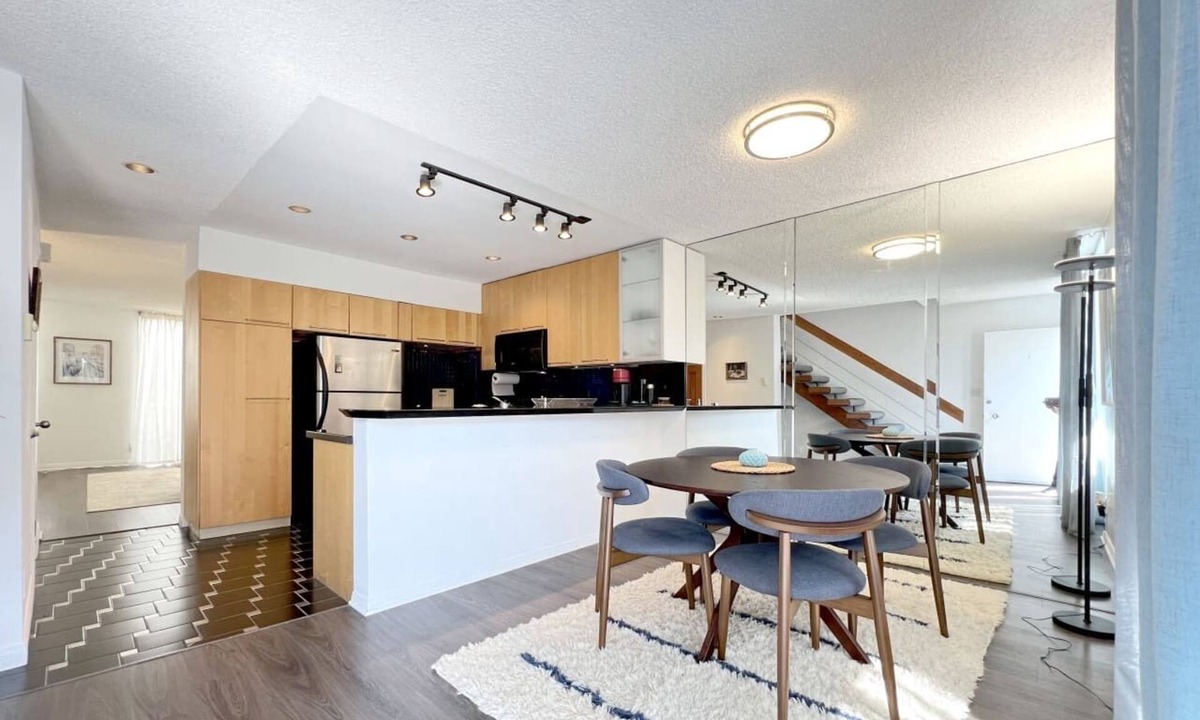 Wilshire Montana Apartment | #11 Modern 2-BR sanctuary walk to shops & beach