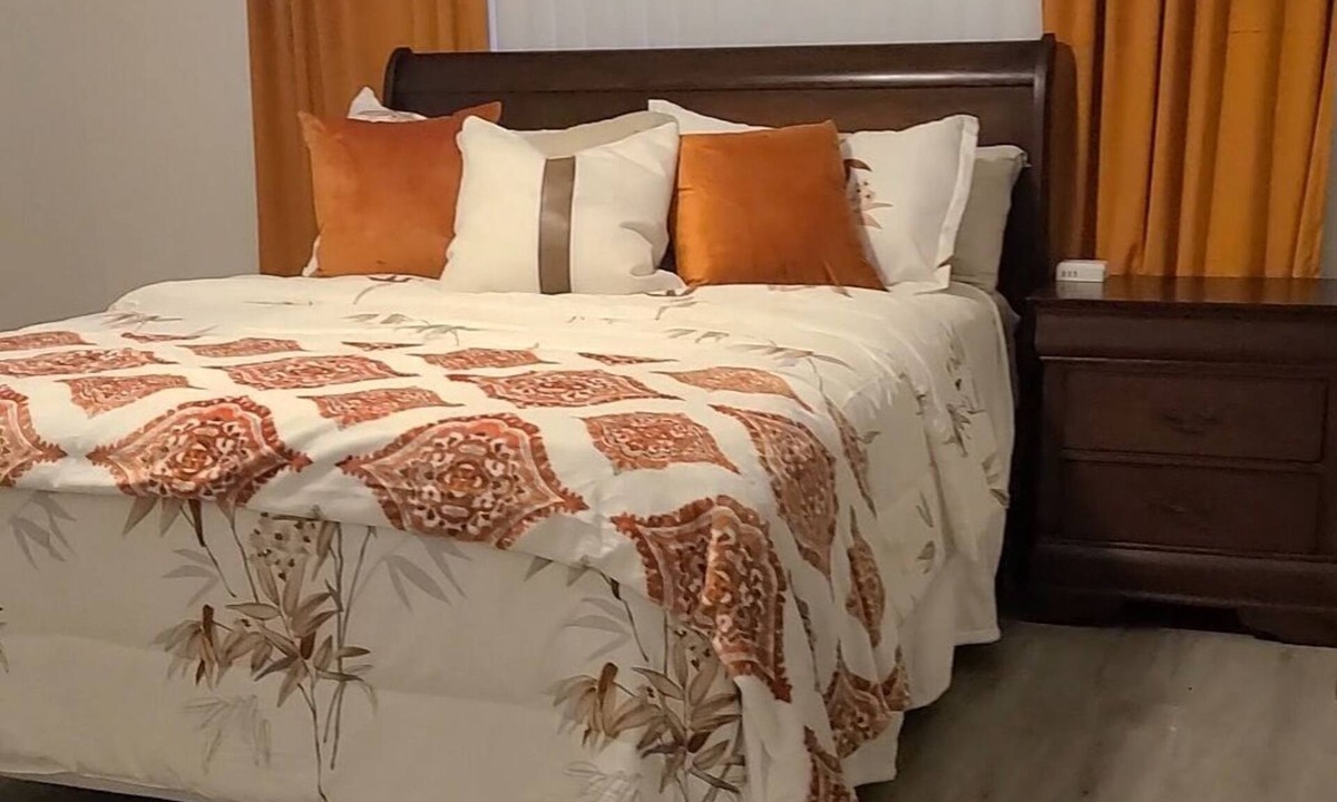 Bellflower House | 13.5 Miles to Disneyland! Family sized townhome in a quiet community.