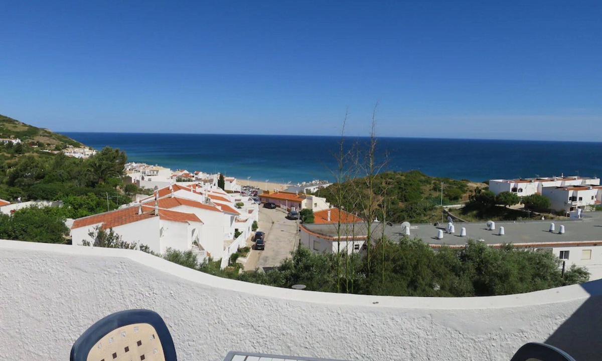 Salema Apartment | 2 Bedroom Apartment with Communal Pool and Sea Views 500 meters from beach