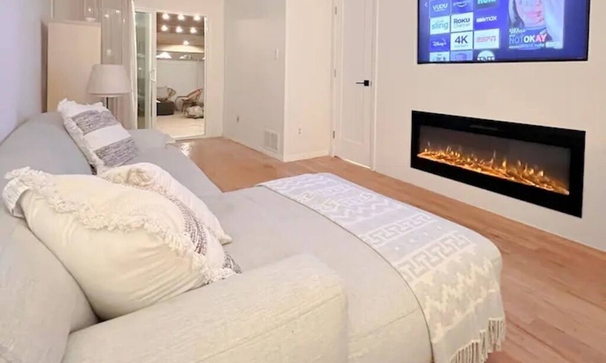 North Redondo House | 2 Bedroom Townhouse with Private Backyard 8 min from the beach