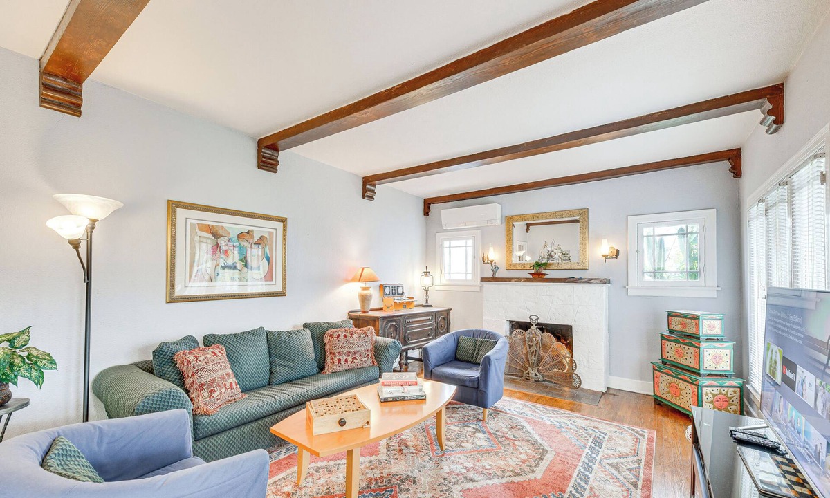 Melrose House | 2 Blocks to Melrose Ave! Home w/Furnished Patio