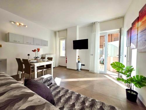Loano Apartment | 200m al Mare, Bilocale con posto auto privato in zona Porto