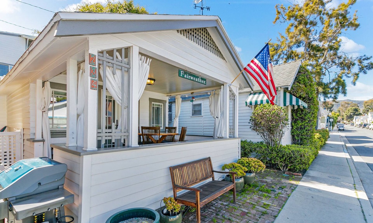 Avalon House | 234CL: Fairweather Cottage, 2 Blocks from Beach, Cute Porch, Fireplace, WIFI - 2
