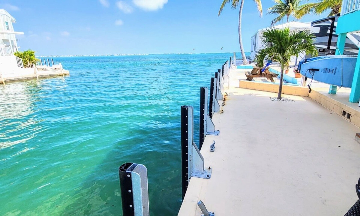 Cudjoe Key Cottage | 2BR,2BA w KING Master,35' SeaWall-SS and Quartz Kitchen,Bikes, Kayaks and VIEWS