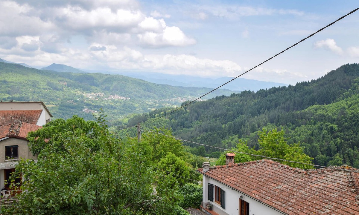 Camporgiano Apartment | 3 bedroom amazing apartment in Casciana di Camporgiano