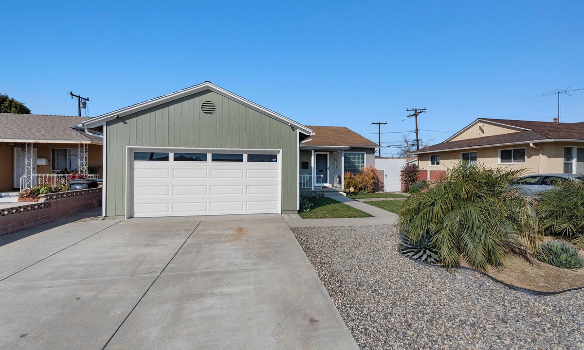 El Camino Village House | 3 Bedroom 1 Bath Mural Oasis in El Camino Village- Lawndale CA