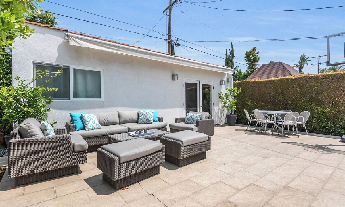 Carthay Circle House | 3 Bedroom+ house in fabulous Beverly Grove with Sport Court, Gym, Office, AC
