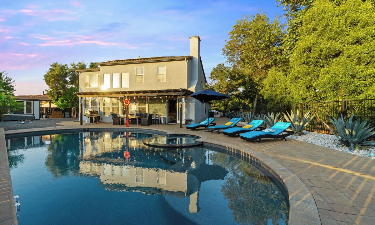 Fallbrook Villa | 3000 Sqft Villa with Pool, Hot Tub, 8 Parking in Fallbrook, Wineries, 5BR - 4BTH
