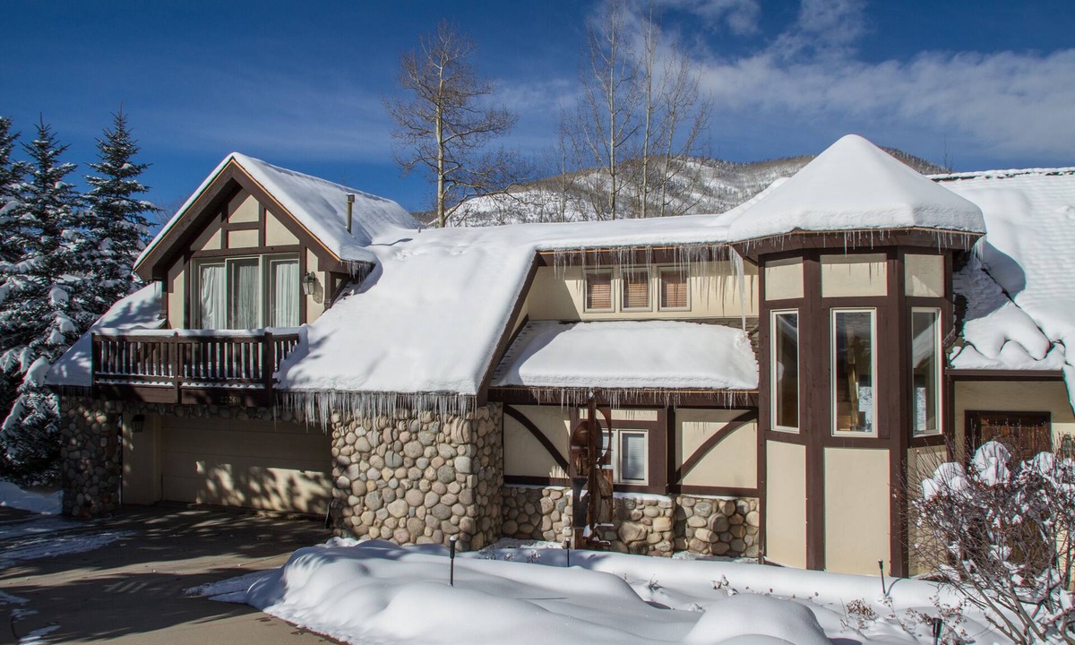 Highland Meadows House | 4 bdrm + loft, 4.5 bath West Vail Remodeled & Updated Mountain Tudor sleeps 13!