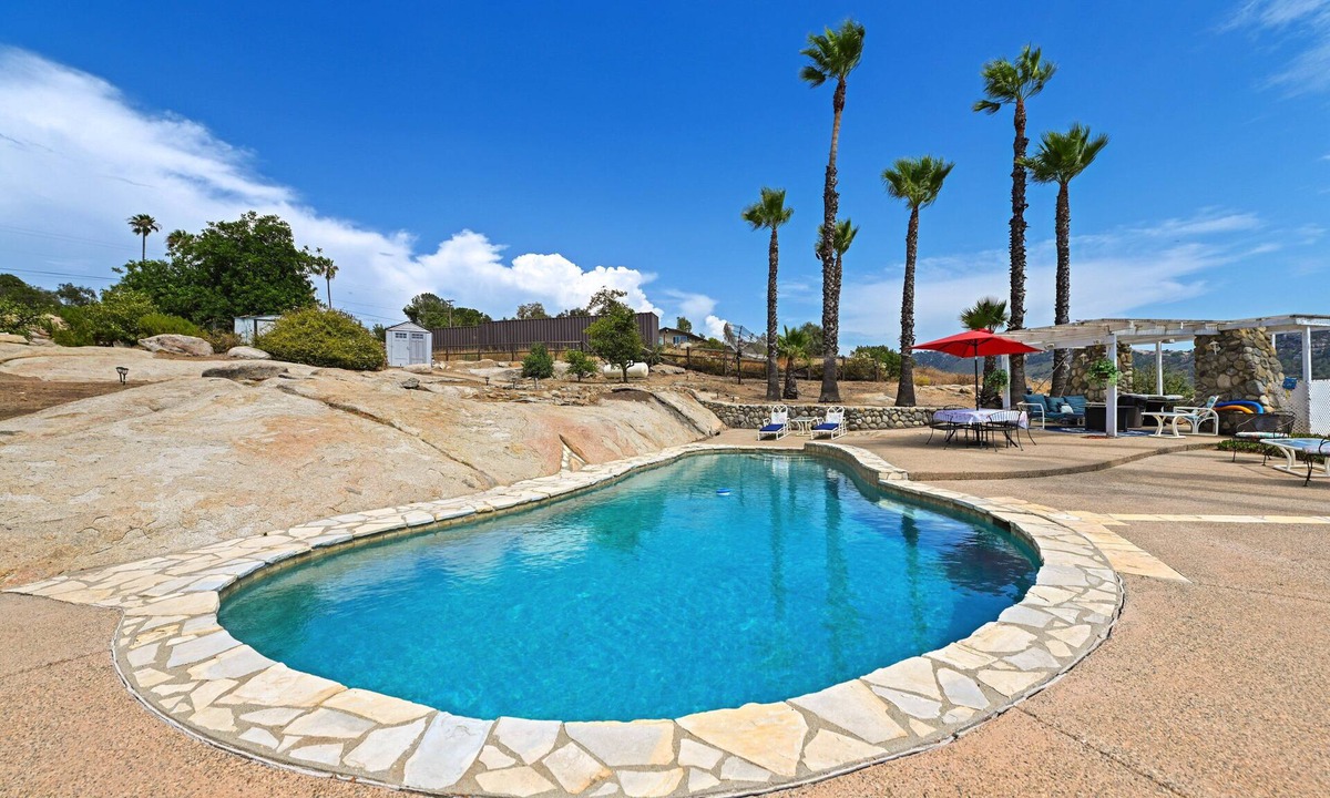 Woods Valley House | 4 Bed. Spacious home w/POOL & views on 2.5 acres. King-size beds.