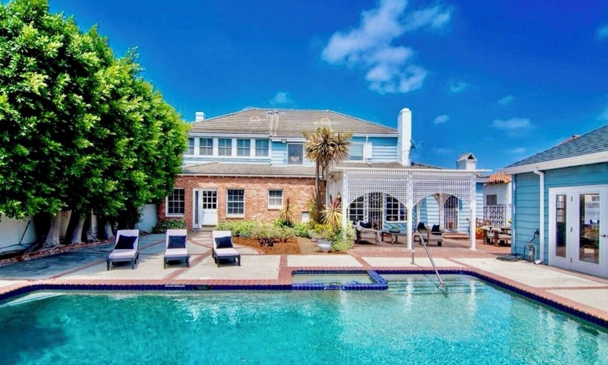 Pico - Robertson House | 4 bedroom + 5 bath home in marvelous Beverlywood w Pool & Hot Tub. Near Rodeo Dr