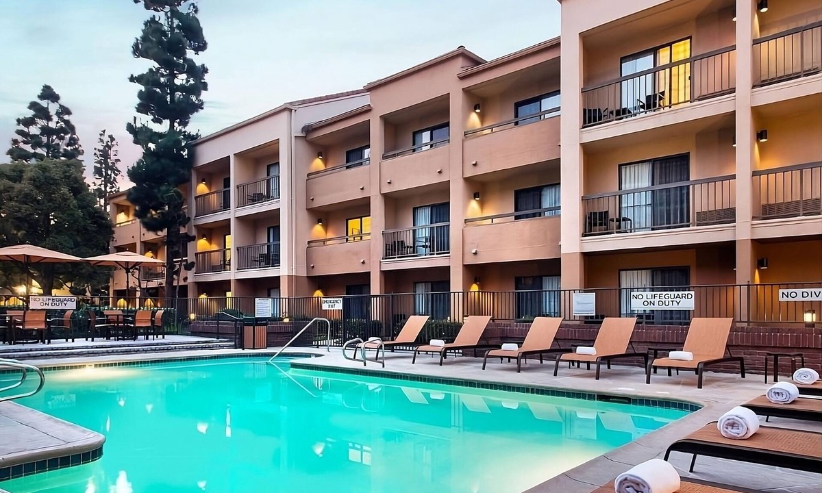 El Segundo Hotel | 4 Contemporary Rooms w/Plush Bedding Near Popular Shopping Centers