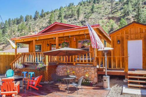 Red River House | 4 Units in Red River: Mtn Views, Steps to Main St