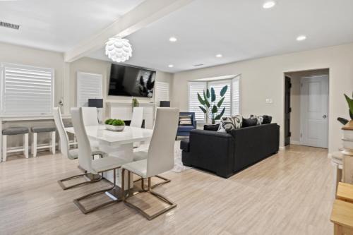 Lynwood House | 4BR-2B Near LAX, SoFi, & Disney