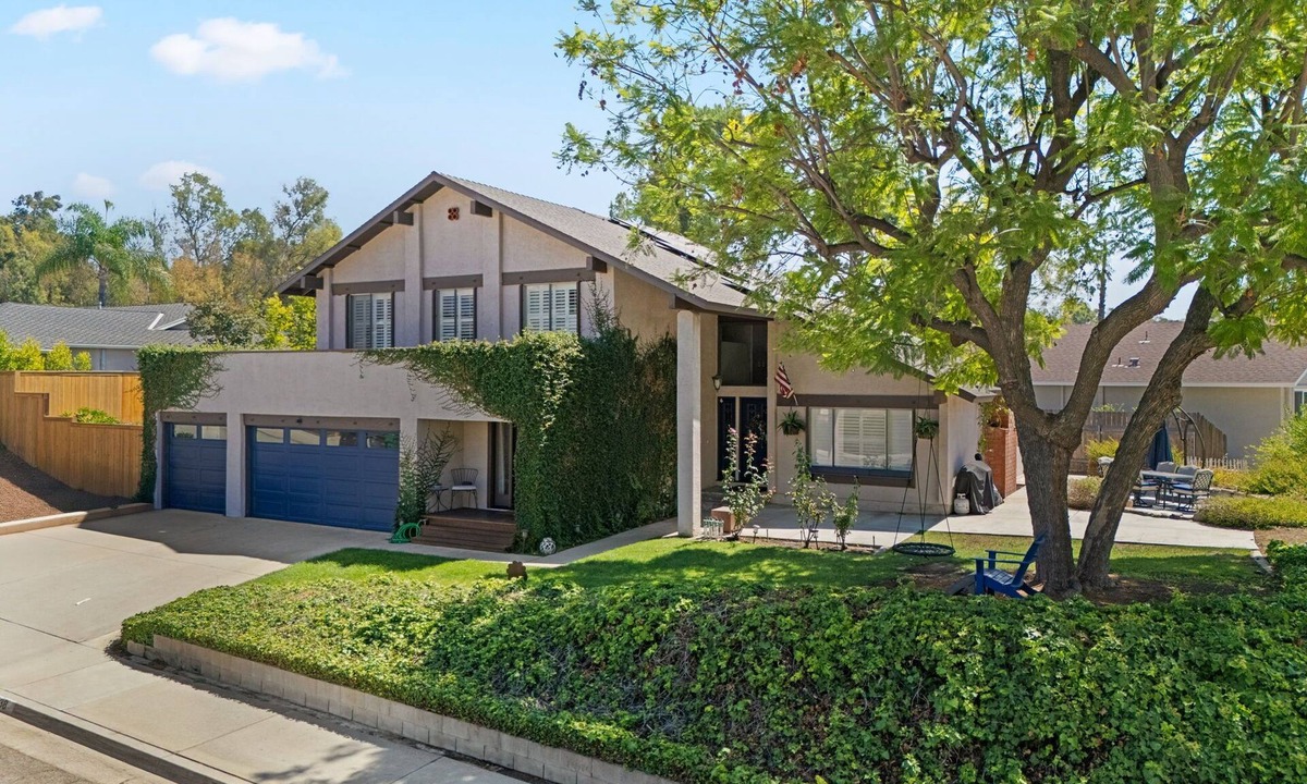 Bonita House | 5-Bedroom Farmhouse near Country Club