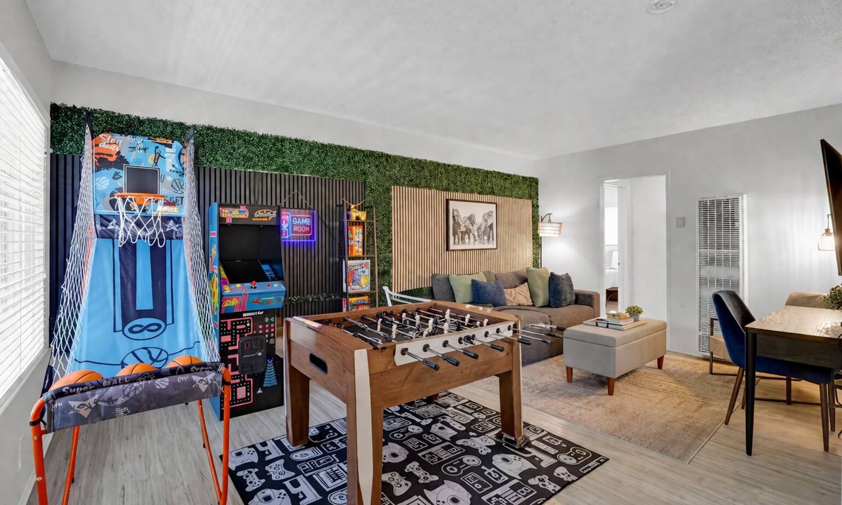Eastside Apartment | 6th Haven, Arcades, King Size Bed, Fun Games, 1 Mile to Beaches, AC Unit, Fits 6