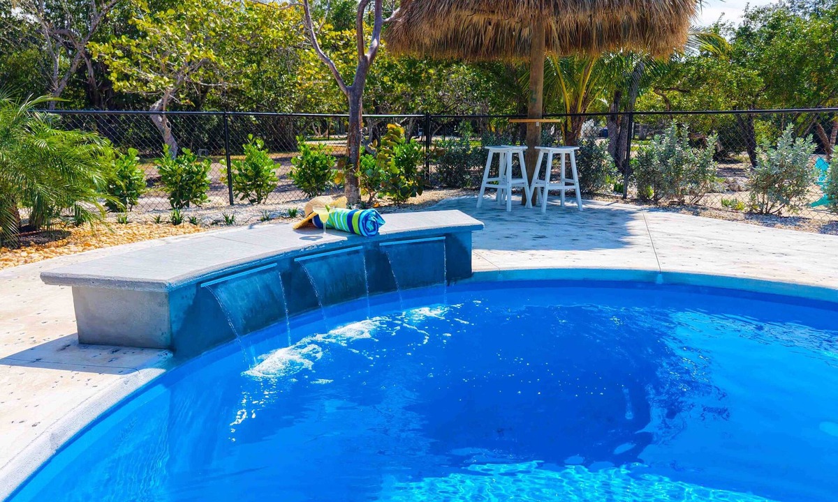 Sugarloaf Key House | 9BR Estate | 3 Homes/2 Pools/Hot tub -30 Min to KW