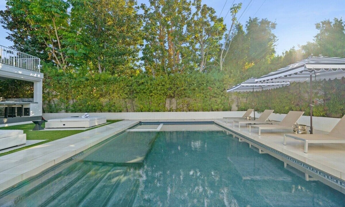 West Hollywood West Villa | A beautifully maintained traditional style home located in the iconic Beverly Hills Flats