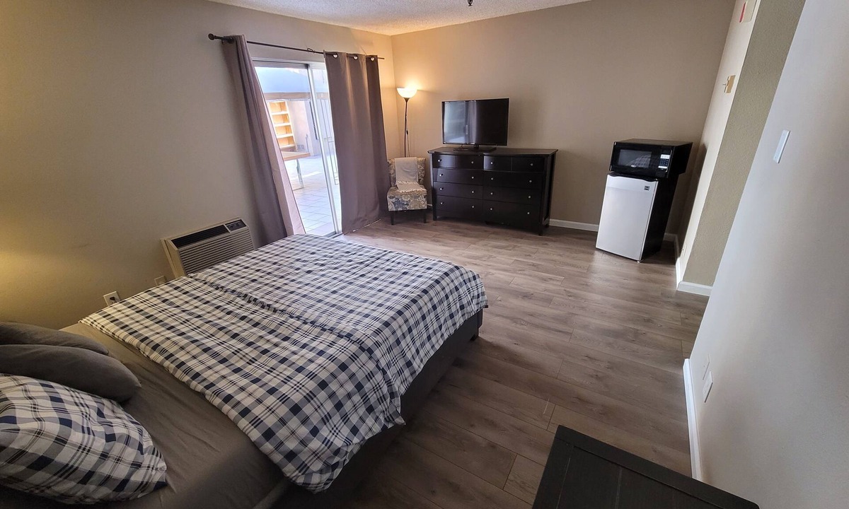 Beverly Hills Hotel | (A17) Lovely Queen Bed Hotel Style