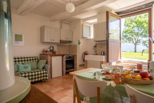 Gubbio House | AGRITURISMO BUON VENTO, Appartamento L'ALBERO SBANDIERATORE una cozy home in Gubbio Italy