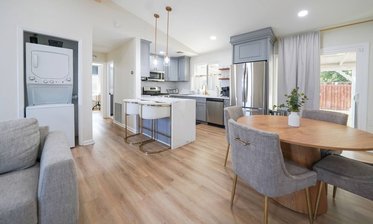 Lancaster House | ⁂ All-New ⁂ AC/Heat⁂W/D⁂ AC⁂ Pet Friendly ⁂ Yard⁂