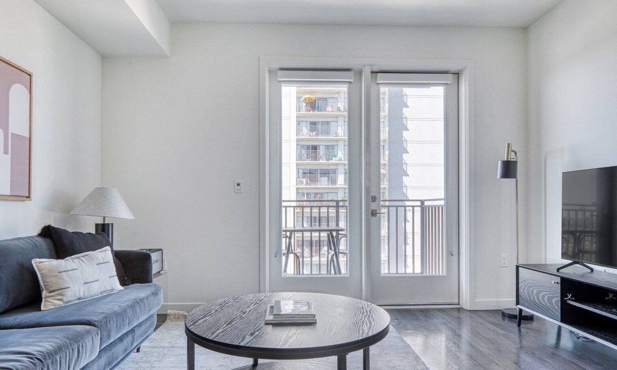 North Pine Apartment | Amazing Long Beach 1BR w/Pool & Gym, walk to Ocean Blvd, by Blueground