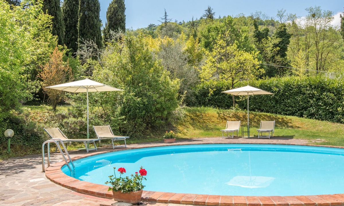 Radicondoli Apartment | Antique Barn Studio with Pool