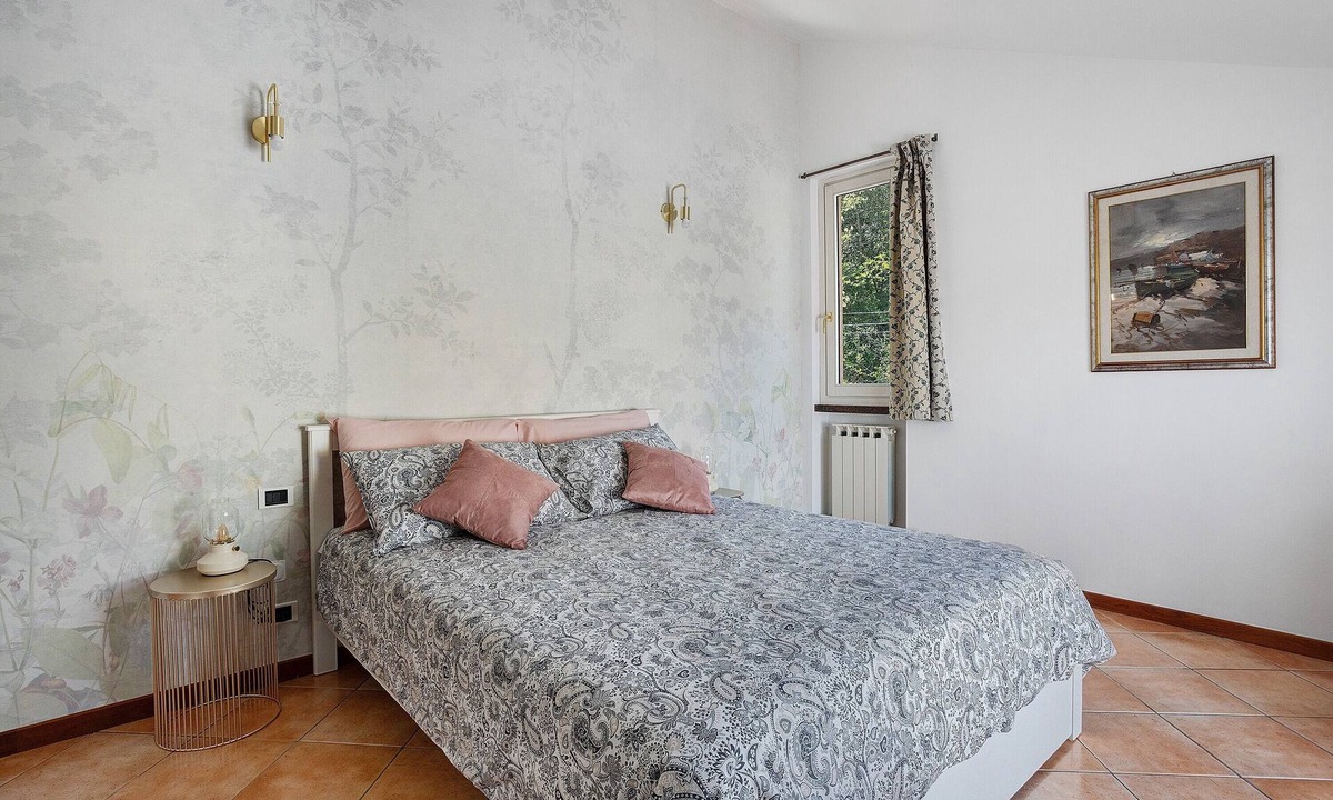 Ameglia Apartment | Apartment 'Casa L'approdo' with Shared Garden and Balcony