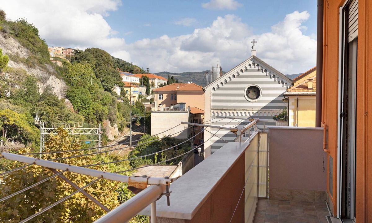 Pietra Ligure Apartment | Apartment "A due passi dal mare" with Mountain View, Balcony & Wi-Fi