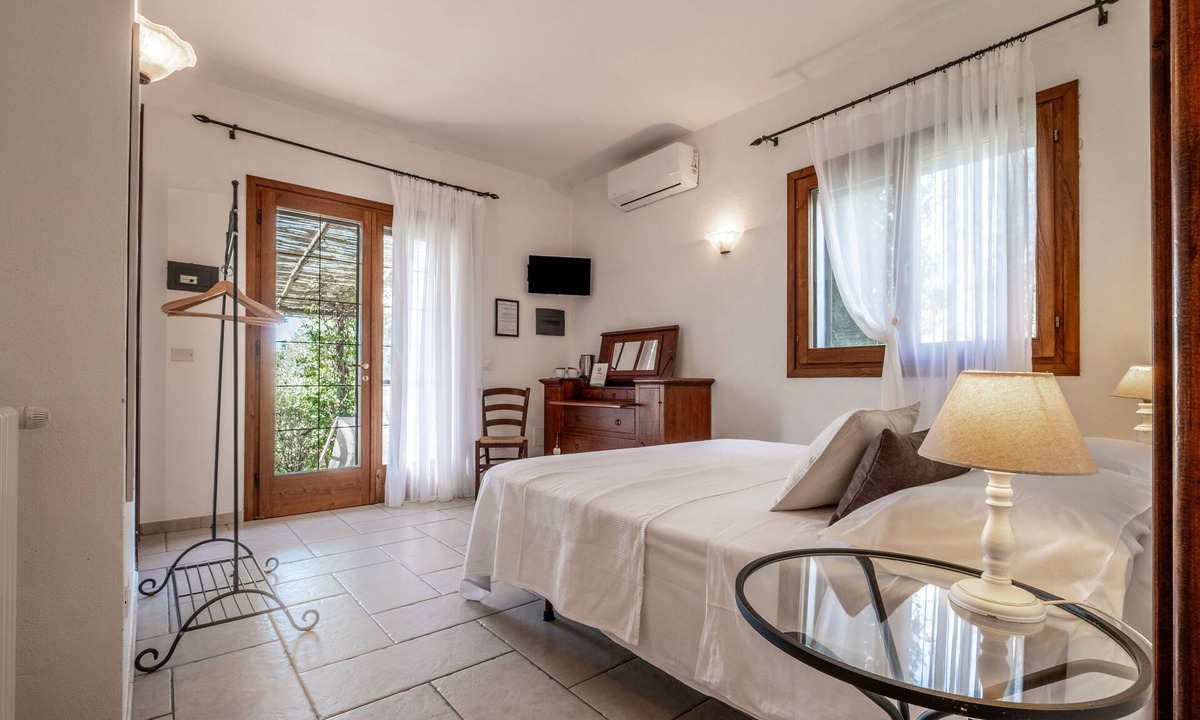 Capalbio Apartment | Apartment 'Agriturismo Vallerana Il Noce' with Private Terrace, Wi-Fi and Air Conditioning