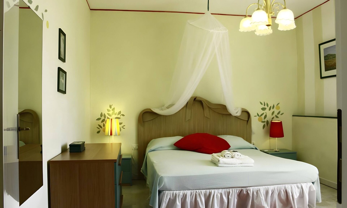 Suvereto Apartment | Apartment 'Cabernet' with Shared Pool, Private Terrace and Shared Garden