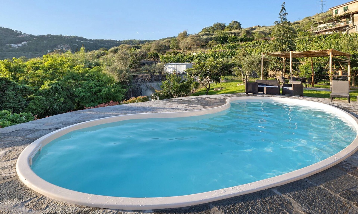 Gorra Apartment | Apartment 'Casa Chicken - Mare, Monti E Bikers' with Mountain View, Shared Pool and Wi-Fi