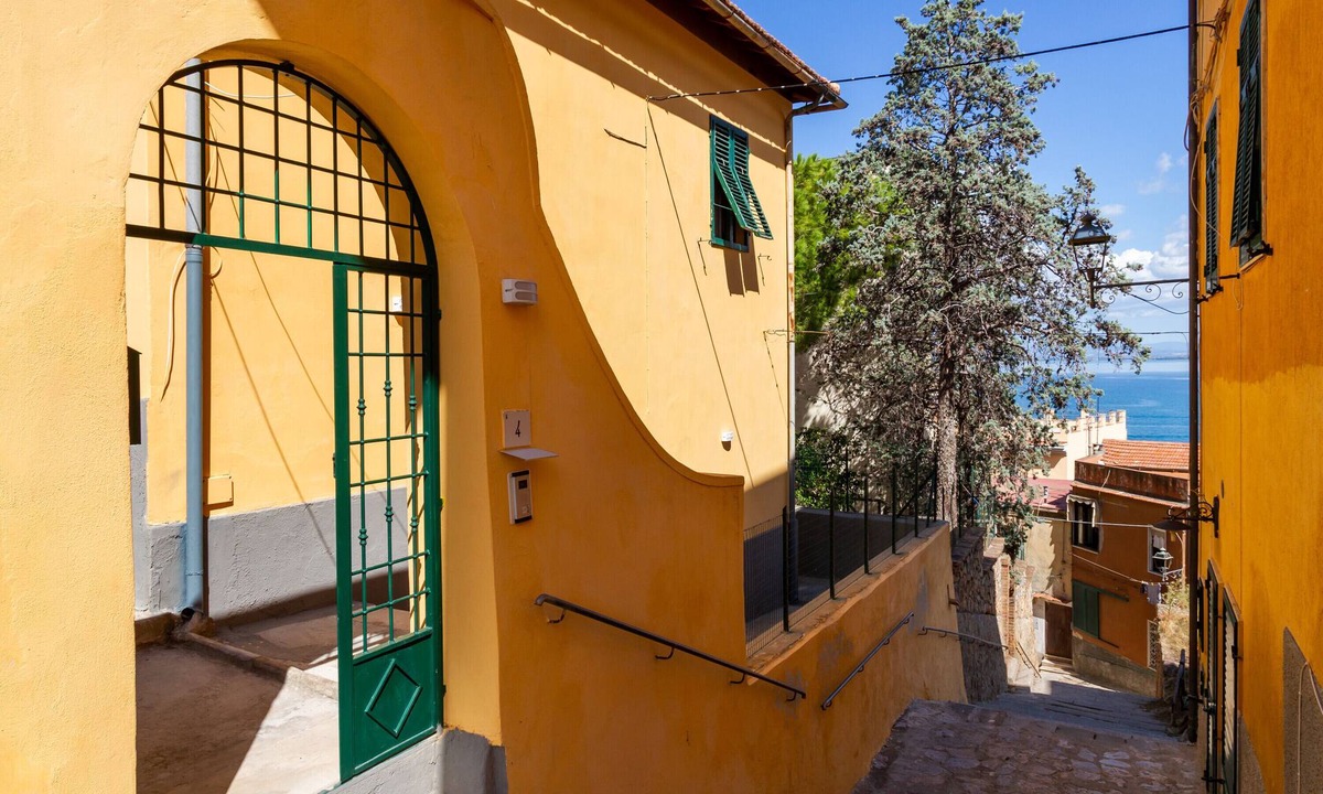 Porto Santo Stefano Apartment | Apartment "Casa la Fortezza" close to the Beach with Terrace & Wi-Fi