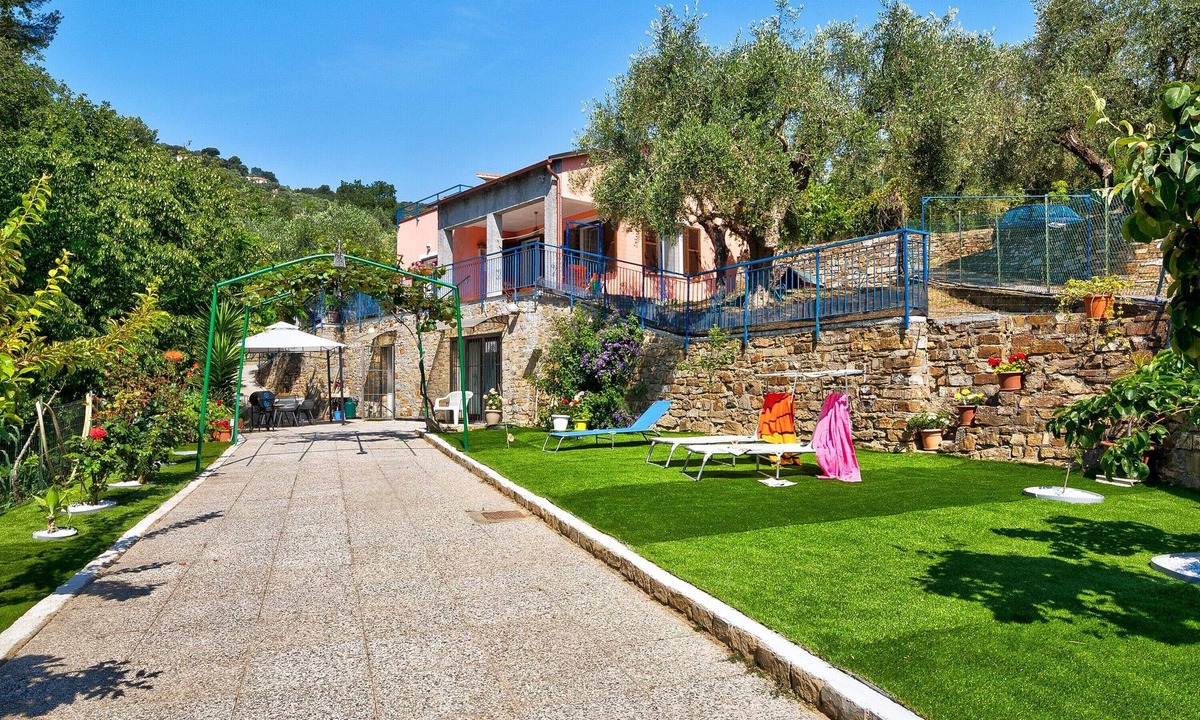 Diano Marina Villa | Apartment "Casa Taggiasca" with Garden & Wi-Fi