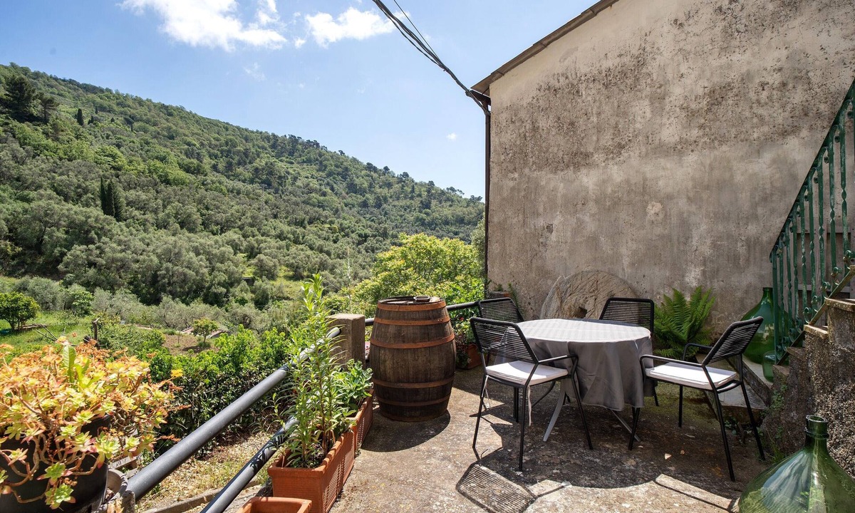 Imperia Apartment | Apartment 'Il Frantoio' with Sea View, Shared Garden and Wi-Fi