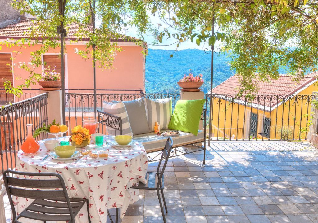 Diano Castello Apartment | Apartment in Diano Castello with 2 bedrooms and 4 beds