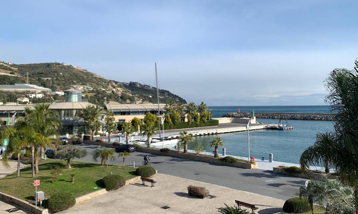 San Lorenzo al Mare Apartment | Apartment 'Luxury' with Sea View, Wi-Fi and Air Conditioning