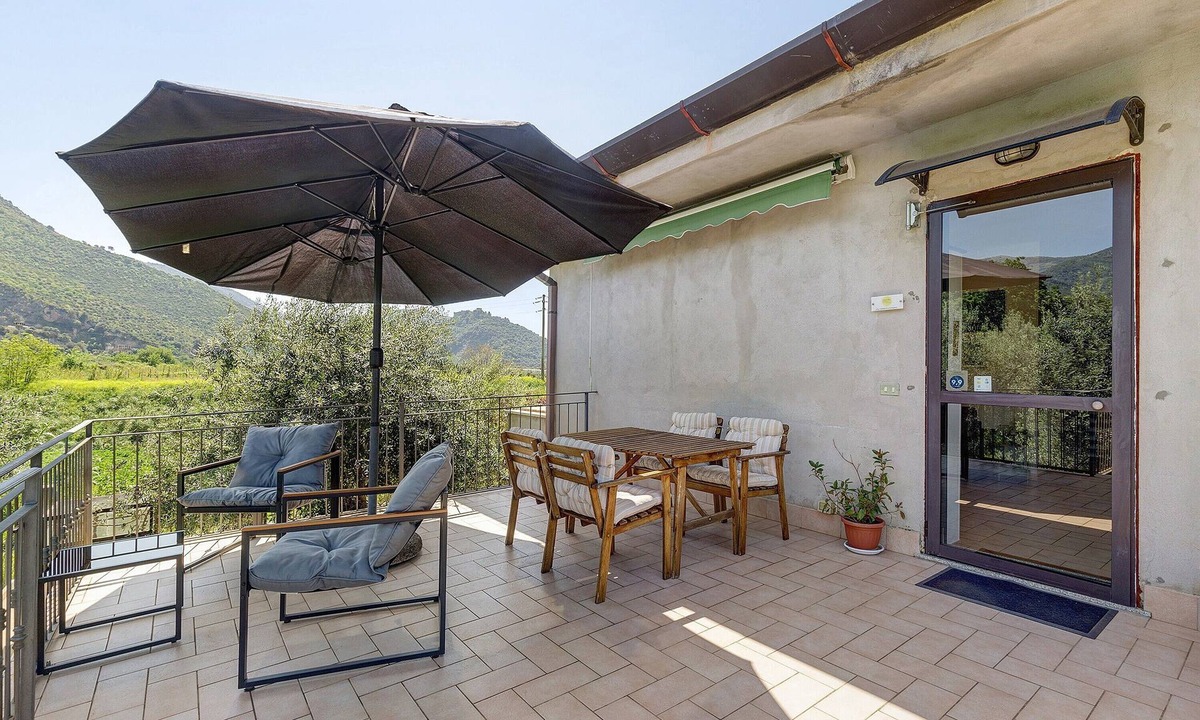 Sermoneta Apartment | Apartment 'L'oasi Di Alice' with Mountain View, Wi-Fi and Air Conditioning