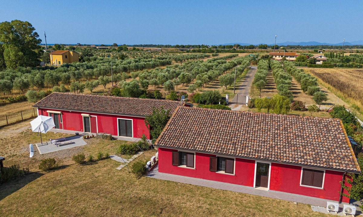 Riotorto Apartment | Apartment 'La Casa Rossa' with Shared Terrace, Wi-Fi and Air Conditioning