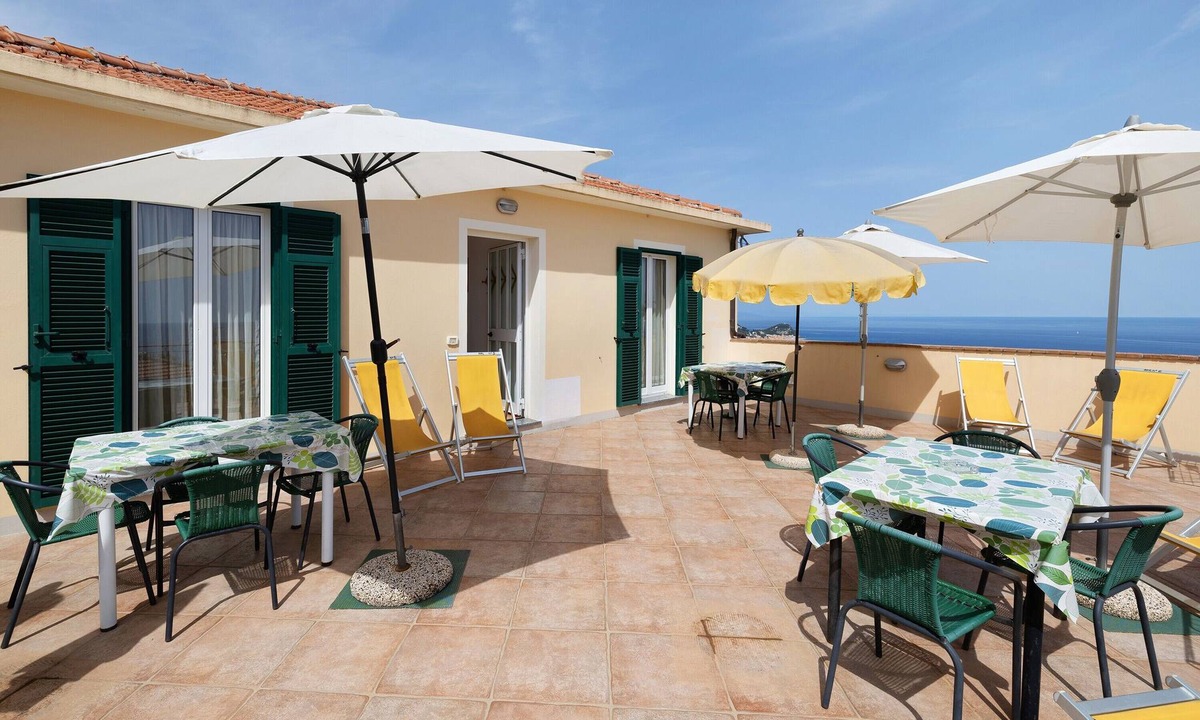 Finale Ligure Apartment | Apartment 'La Realidad 6' with Shared Pool, Wi-Fi and Air Conditioning
