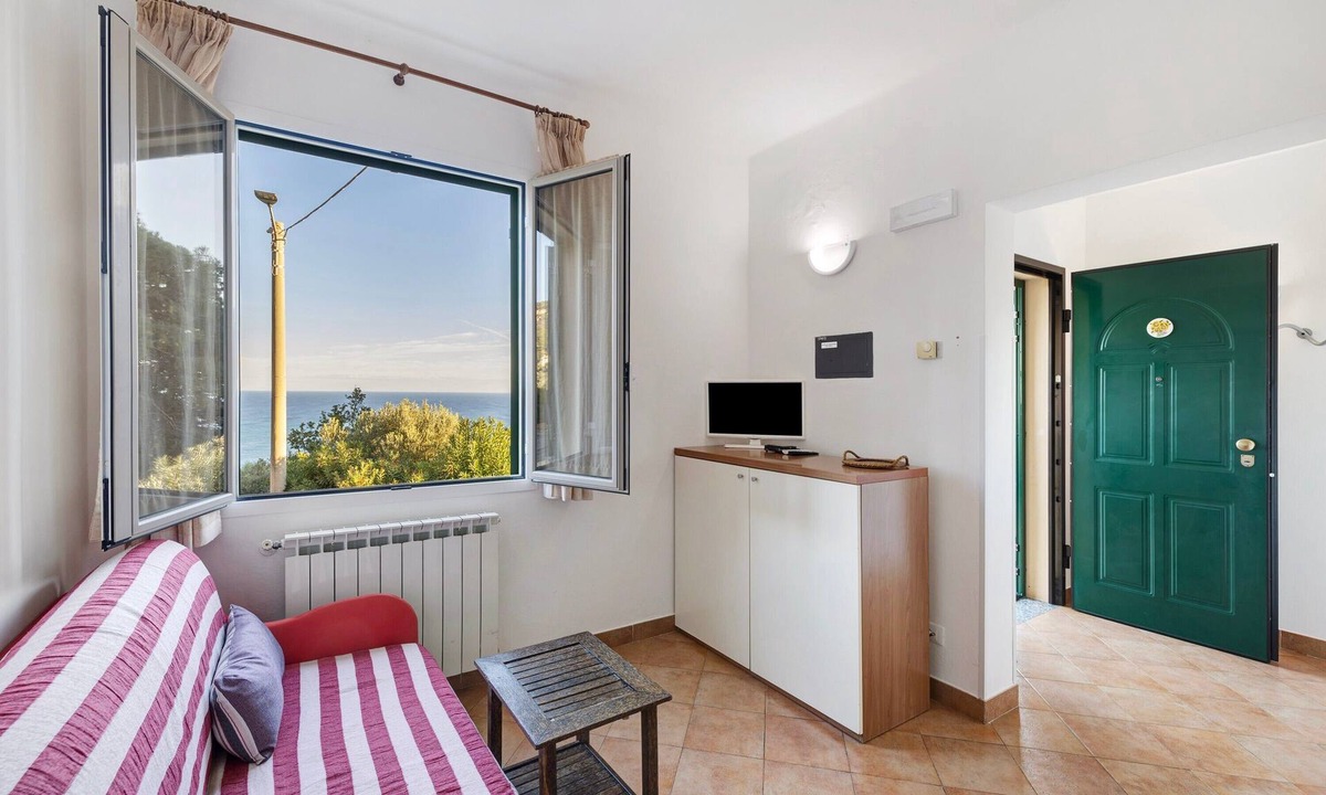 Finale Ligure Apartment | Apartment 'La Realidad 4' with Shared Pool, Wi-Fi and Air Conditioning