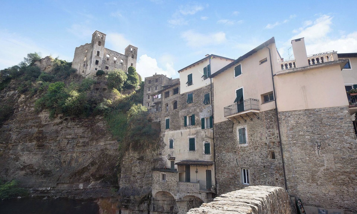 Dolceacqua Apartment | Apartment "La stanza segreta platinum" with Balcony & Wi-Fi
