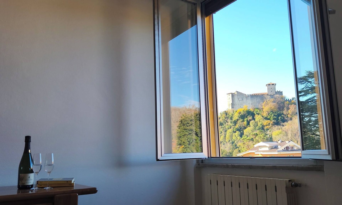 Angera Apartment | Apartment overlooking lake and Rocca Bellavi(s)ta Angera