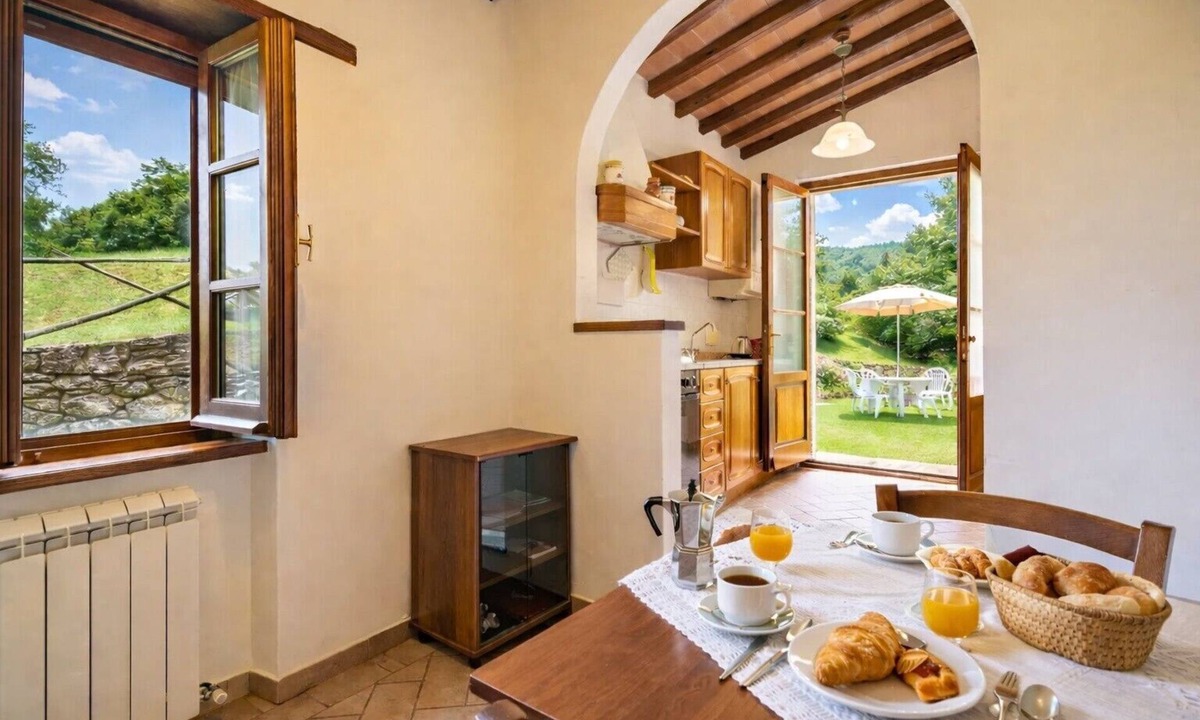 Lisciano Niccone Apartment | Apartment "Pugnano Alto - Grano" with Shared Pool and Wi-Fi
