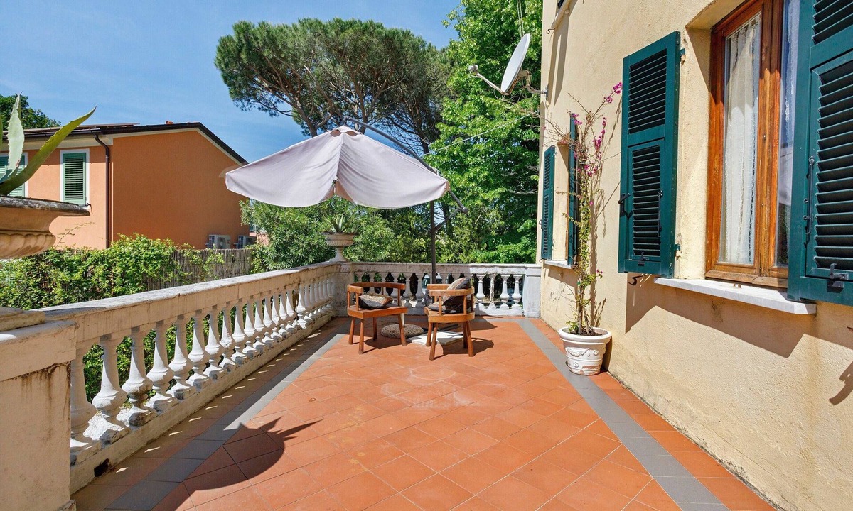 Sarzana Apartment | Apartment Riccardo in Villa Pini with Shared Pool and Terrace