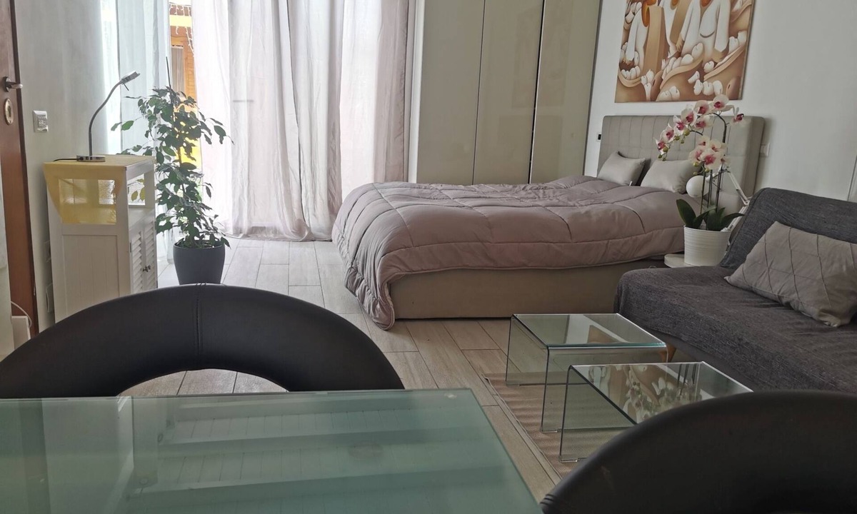 Civitavecchia Apartment | Apartment - Sleeps 2 - Parking - 5min To La Frasca