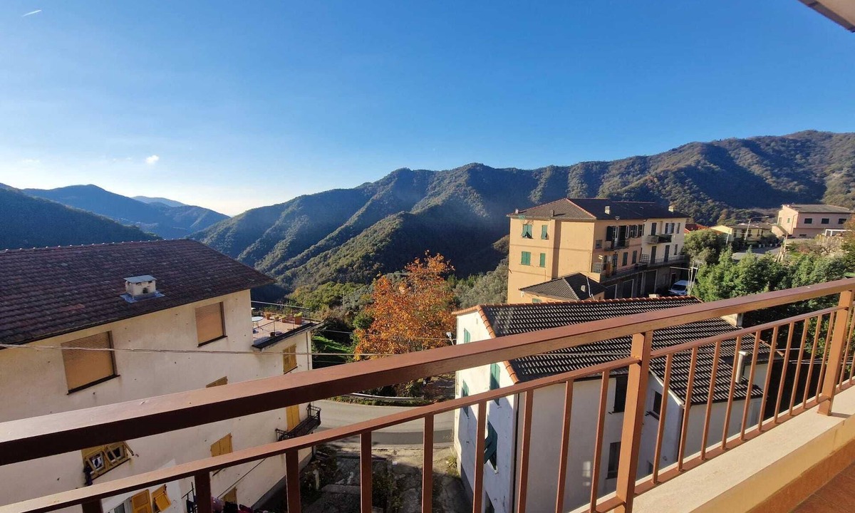 Uscio Apartment | Apartment 'Stella House' with Balcony, Wi-Fi and Air Conditioning