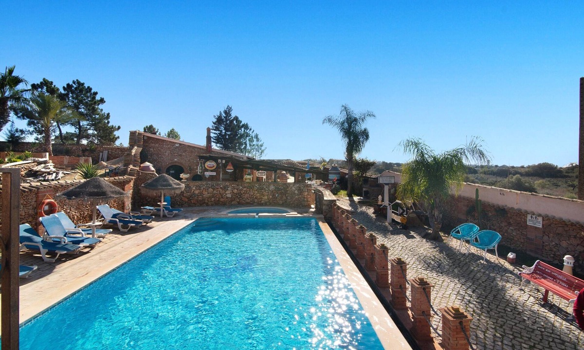 Monte Raposo House | Apartment with Terrace, Shared Pool & Wi-Fi