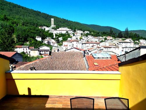 Introdacqua Apartment | Apartment with Sunny Balcony overlooking Introdacqua